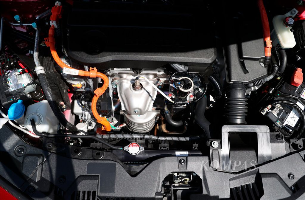Ruang mesin Honda Accord RS Hybrid dengan teknologi hibrida antara mesin bakar dan motor listrik saat diuji di kawasan Tembalang, Kota Semarang, Jawa Tengah, Rabu (31/1/2024). 