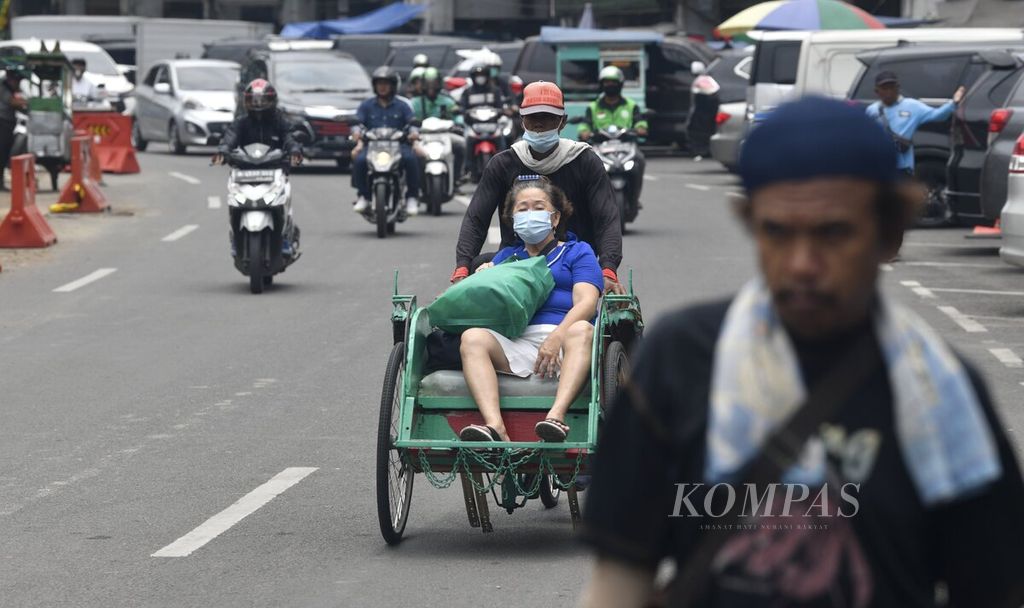 Penarik becak mengantarkan penumpang di kawasan Pinangsia, Jakarta Barat, Kamis (3/11/2022). Untuk menjaga momentum pemulihan ekonomi masyarakat, pemerintah akan tetap memaksimalkan penggunaan instrumen APBN.