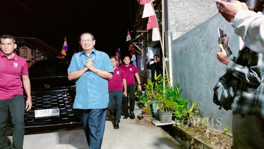 Susilo Bambang Yudhoyono saat datang ke rumah musisi Bonny Kusprasetyo di Perumahan Bumi Manggoran. Kecamatan Mertoyudan. Kabupaten Magelang, Senin (11/12/2023).