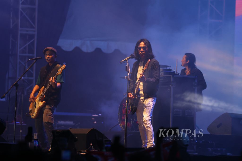 Grup Slank tampil dalam konser Bank Jateng Beautiful Smile Indonesia di pelataran Candi Prambanan, Klaten, Jawa Tengah, Sabtu (17/12/2022) 