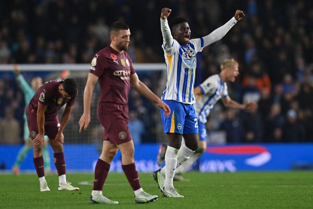 Gelandang Brighton Carlos Baleba merayakan kemenangan di samping gelandang Manchester City Mateo Kovacic seusai laga Liga Inggris di Brighton, Minggu (10/11/2024) dini hari WIB. City takluk 1-2 pada laga ini.