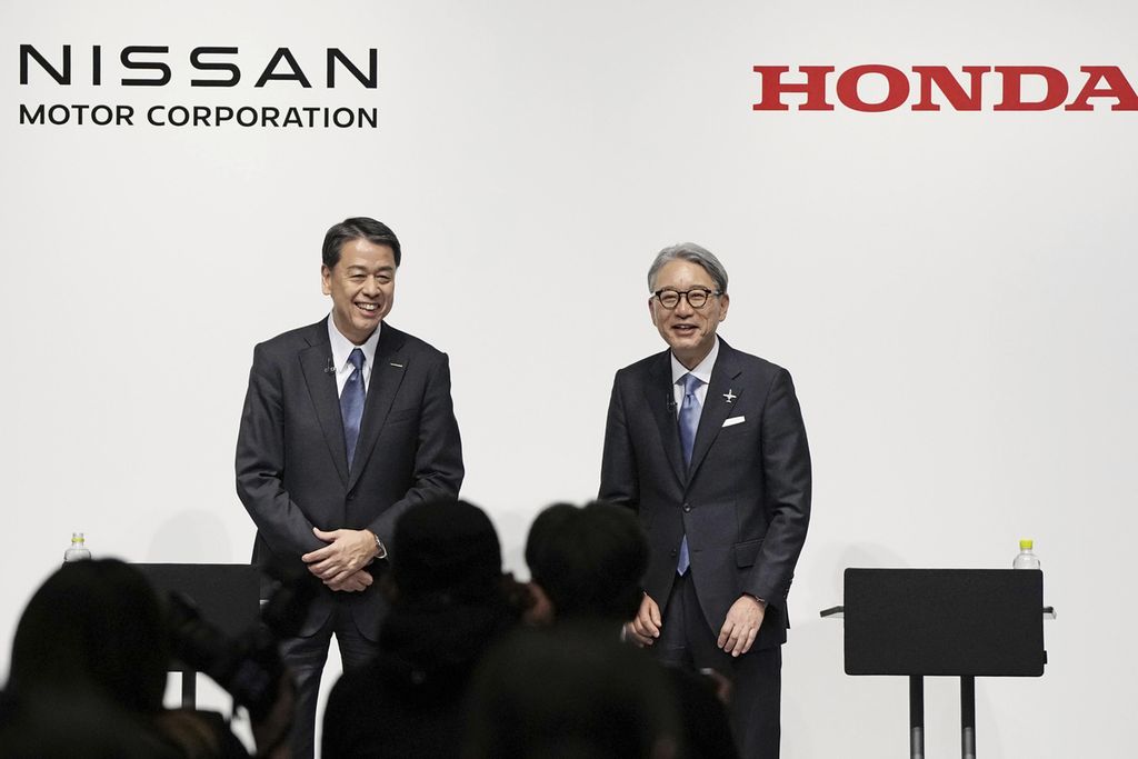 Presiden Nissan Makoto Uchida (kiri) dan Presiden Honda Toshihiro Mibe mengumumkan kerja sama kedua perusahaan, Jumat (15/3/2024), di Tokyo, Jepang.  