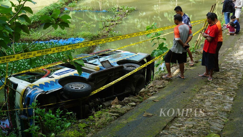 Warga menyaksikan minibus yang mengalami kecelakaan di Kabupaten Wonogiri, Jawa Tengah, Selasa (22/11/2022). Kecelakaan terjadi semalam sebelumnya. Delapan orang penumpang tewas akibat insiden tersebut.