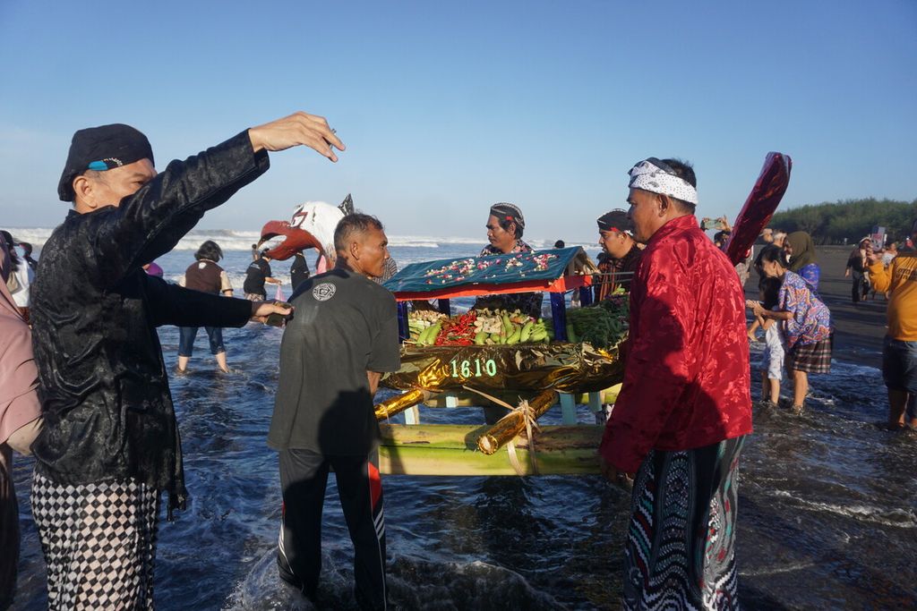 Para Putra Wayah Cahya Buwana menggelar sedekah bumi di Pantai Srandil, Cilacap, Jawa Tengah, Jumat (21/7/2023). Sedekah bumi digelar dalam rangkaian Perayaan Tahun Baru 1 Sura 1957 Saka Jawa.