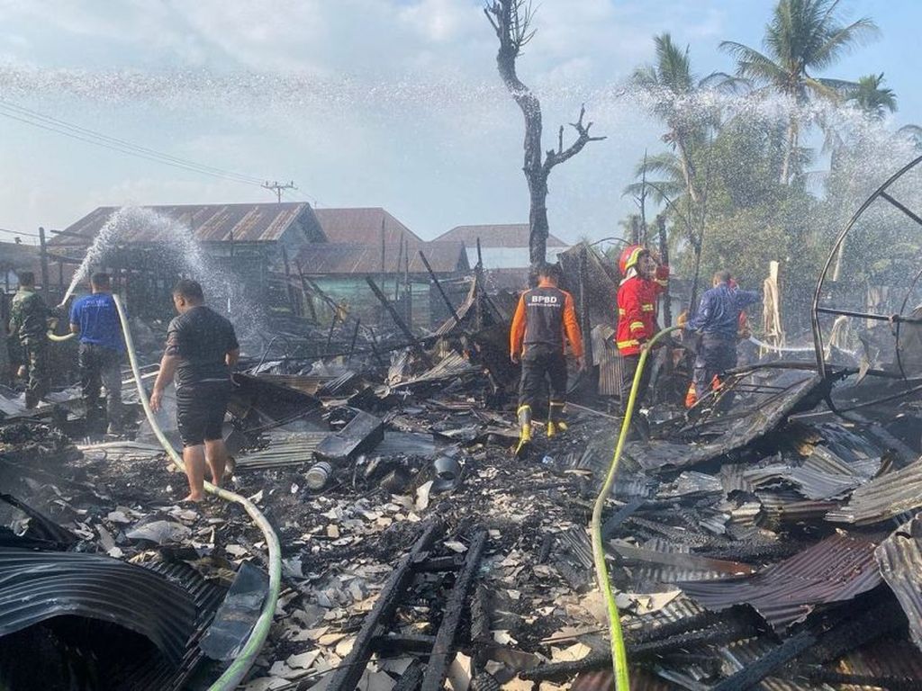 Tim BPBD Kabupaten Kapuas memadamkan api di Kompleks Pasar Mandomai, Kabupaten Kapuas, Kalimantan Tengah, Rabu (15/11/2023). Setidaknya 11 rumah ludes dan 42 orang terdampak kebakaran.