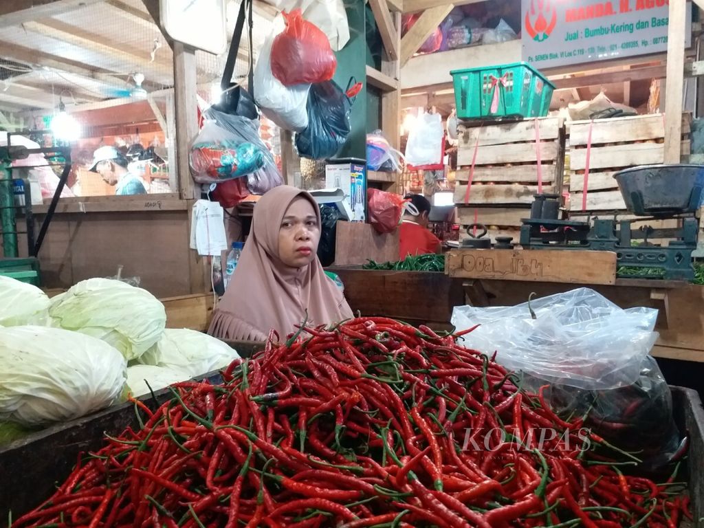 The atmosphere of traditional markets in Jakarta in the midst of the threat of inflation.