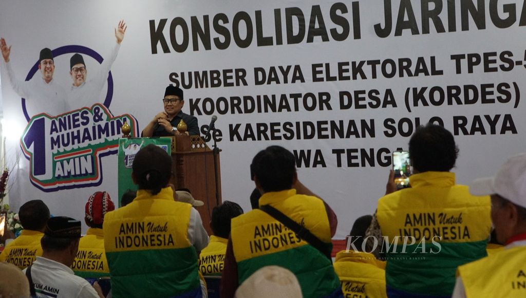 Calon wakil presiden nomor urut 1, Muhaimin Iskandar (tengah), saat berpidato di hadapan para sukarelawannya di Kabupaten Sukoharjo, Jawa Tengah, Senin (5/2/2024). 