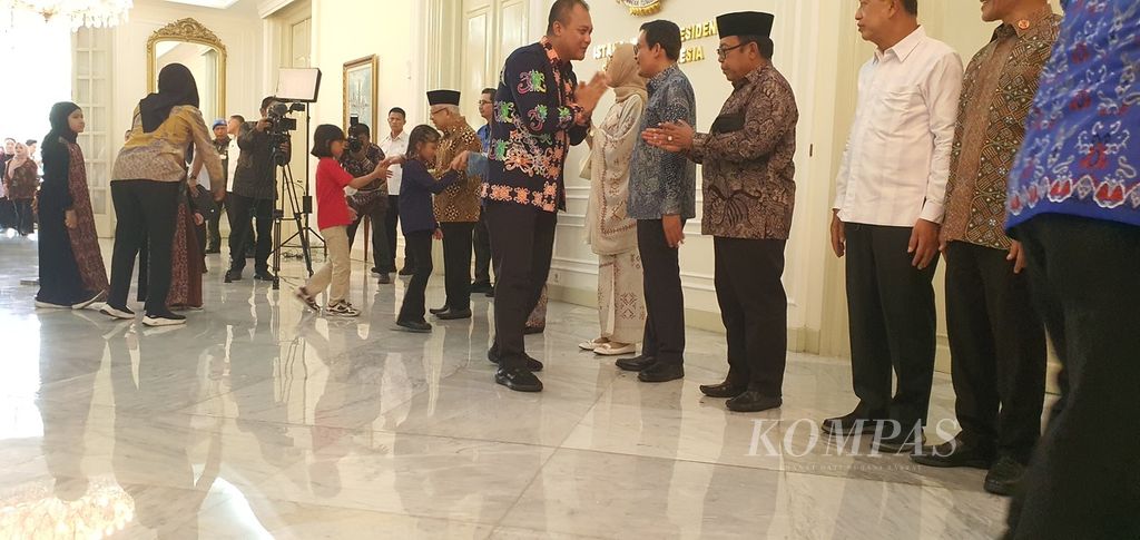 Anak-anak pegawai Sekretariat Wapres yang kebetulan ikut ke kantor pun menyalami Wapres Ma’ruf Amin, Nyonya Wury, dan para pejabat eselon satu dalam halalbihalal di Istana Wapres, Jakarta, Rabu (17/4/2024).