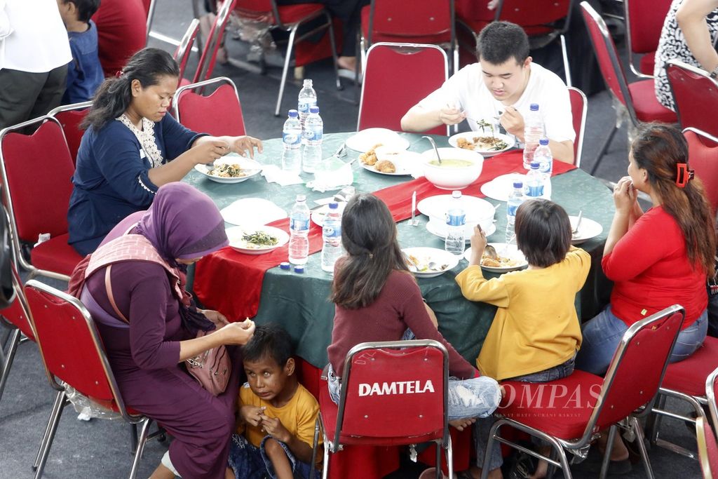 Sekitar 580 warga kurang mampu dan penyandang disabilitas lintas agama mengikuti Makan Siang Natal yang diadakan oleh komunitas Domus Cordis di Gedung Judo, Kelapa Gading, Jakarta Utara, Senin (25/12/2023).