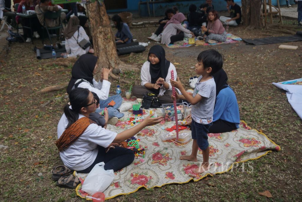 Anak-anak bermain di Peken Banyumasan Purbalingga di SMA Santo Agustinus, Purbalingga, Jawa Tengah, Sabtu (4/11/2023).