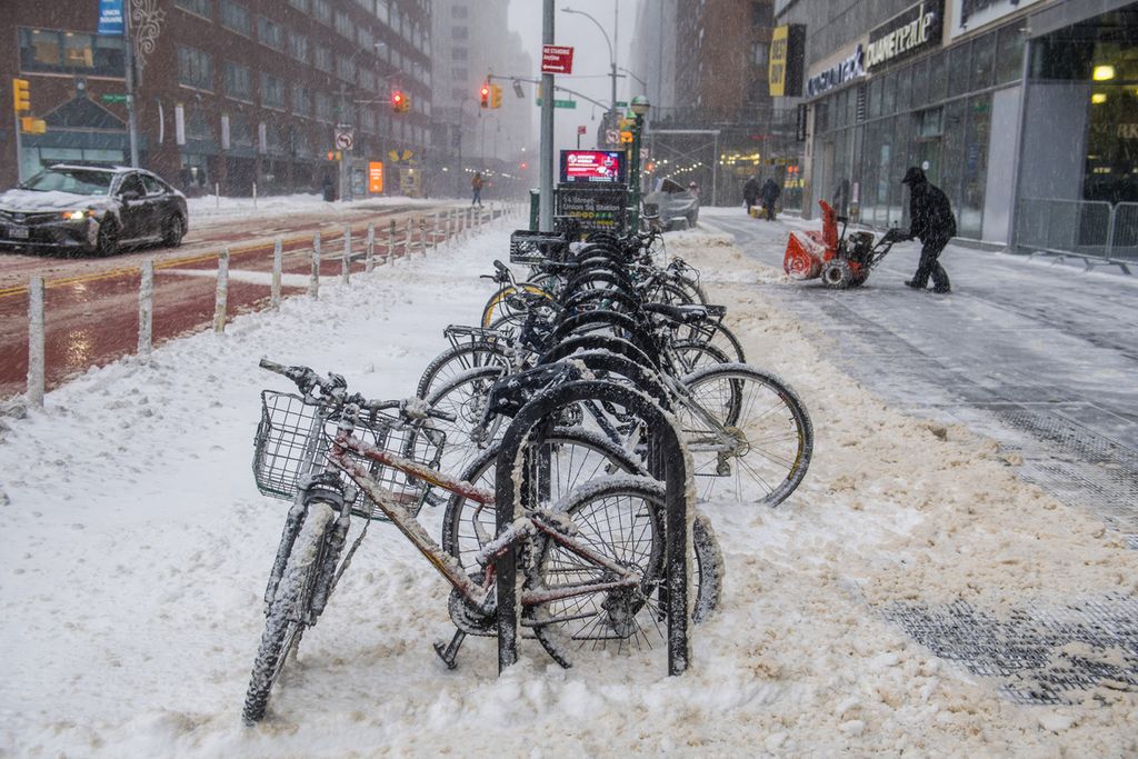Petugas membersihkan tumpukan salju di kawasan Union Square, New York, pada Sabtu (29/1/2022). Hampir seluruh negara bagian di pesisir timur Amerika Serikat dilanda badai salju pada akhir pekan ini. Di beberapa negara bagian, salju dilaporkan mencapai 60 sentimeter.