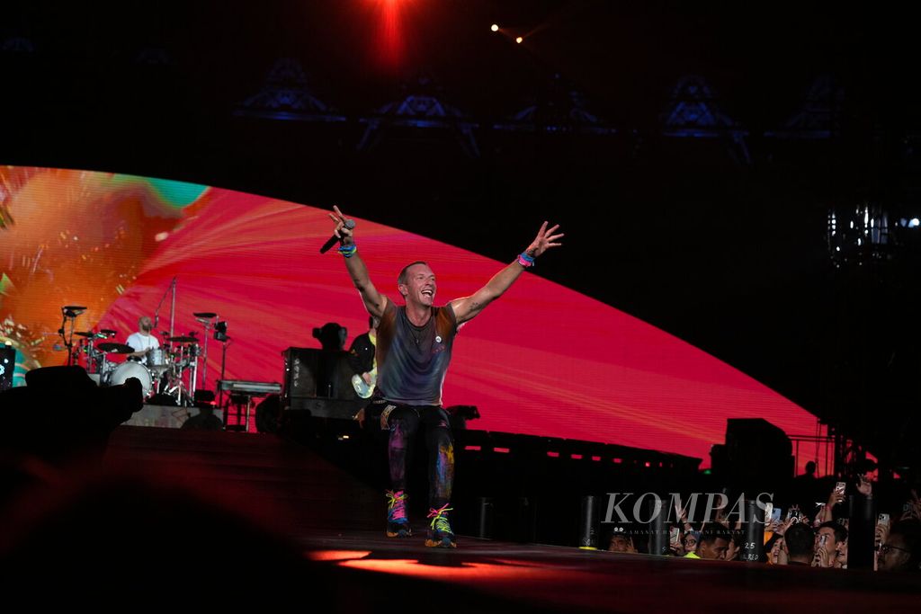  Vokalis Coldplay, Chris Martin, memeriahkan konser bertajuk Coldplay Music of the Spheres World Tour di Stadion Utama Gelora Bung Karno, Jakarta, Rabu (15/11/2023). 