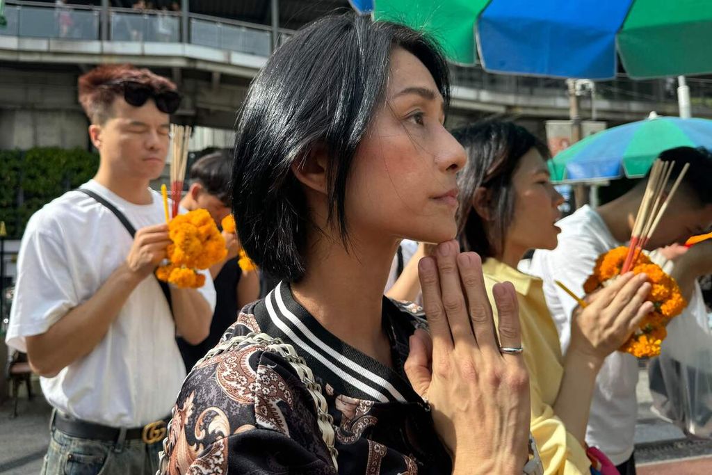 Eva Khoo, yang memiliki kerabat penumpang Singapore Airlines SQ321 yang sedang dirawat di rumah sakit, berdoa di Kuil Buddha, Erawan, di Bangkok, Thailand, Jumat (24/5/2024). 