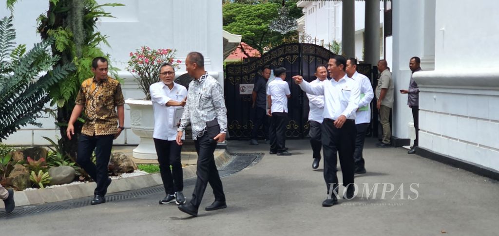 Para menteri meninggalkan Istana Merdeka, Jakarta, seusai mengikuti rapat tertutup terkait kebijakan pangan yang dipimpin Presiden Joko Widodo, Selasa (19/3/2024).