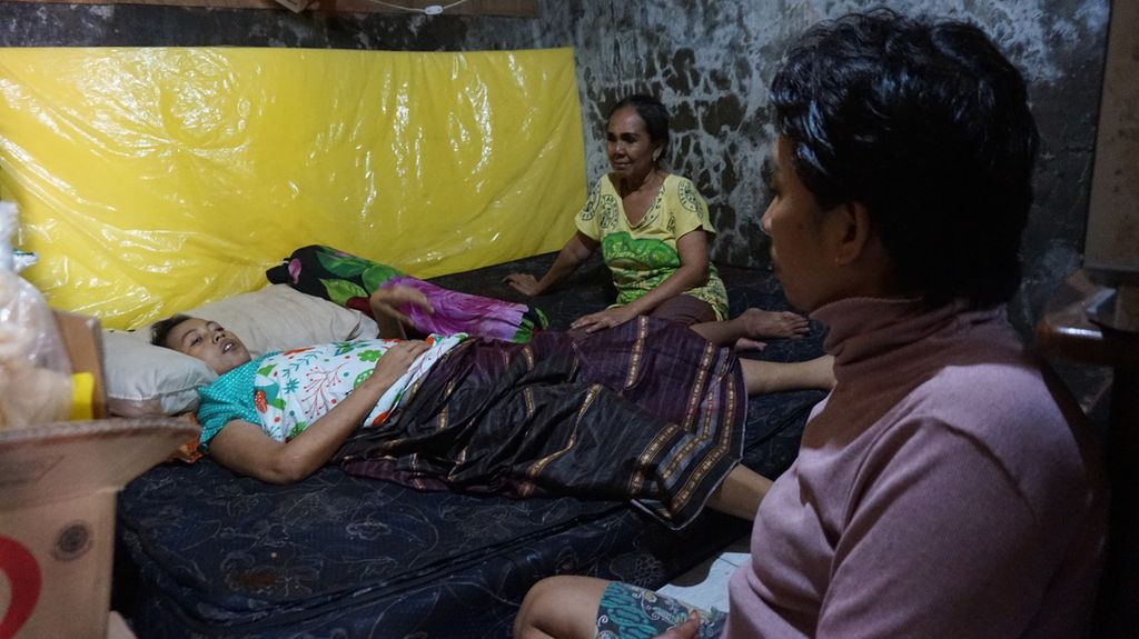 Penderita kanker payudara, Anik Ismawati (37), lumpuh tak berdaya sehingga ditemani tetangganya di rumah kontrak amat sederhana di Jalan Sidotopo Wetan Gang IV, Surabaya, Jawa Timur, akhir Januari 2020. 