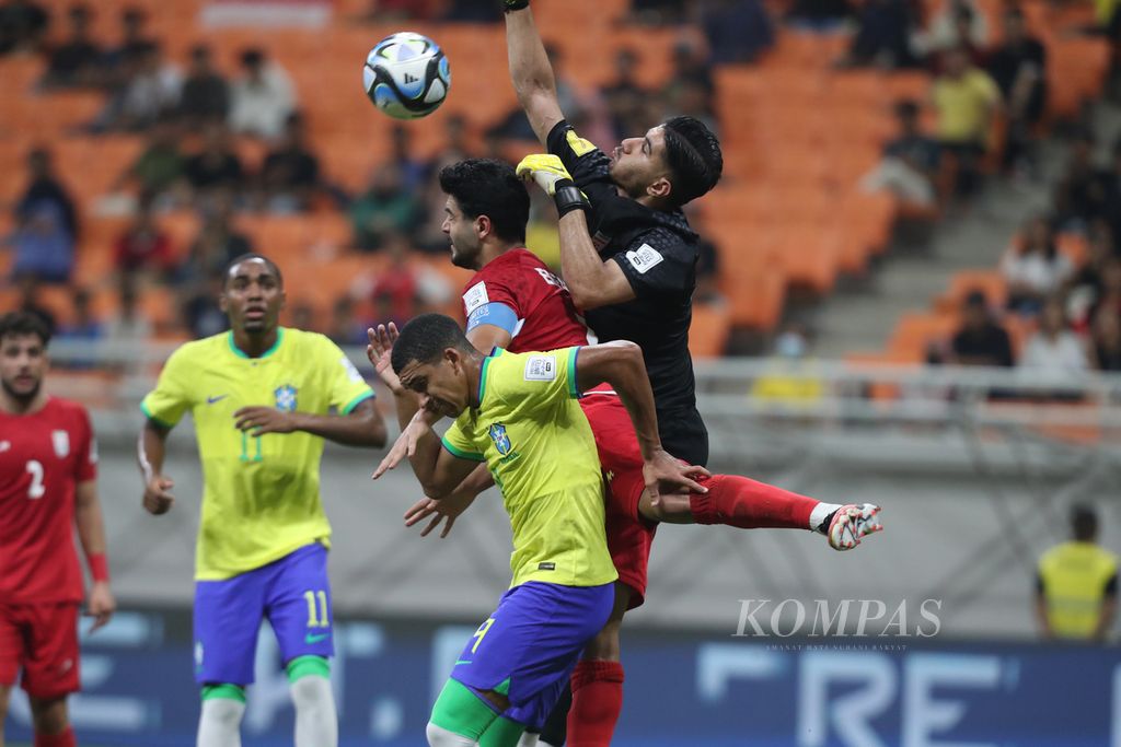 Kiper Iran, Arsha Shakouri, menepis bola saat melawan Brasil di Grup C Piala Dunia U-17 2023 di Stadion Internasional Jakarta (JIS), Sabtu (11/11/2023). Iran menang 3-2. 