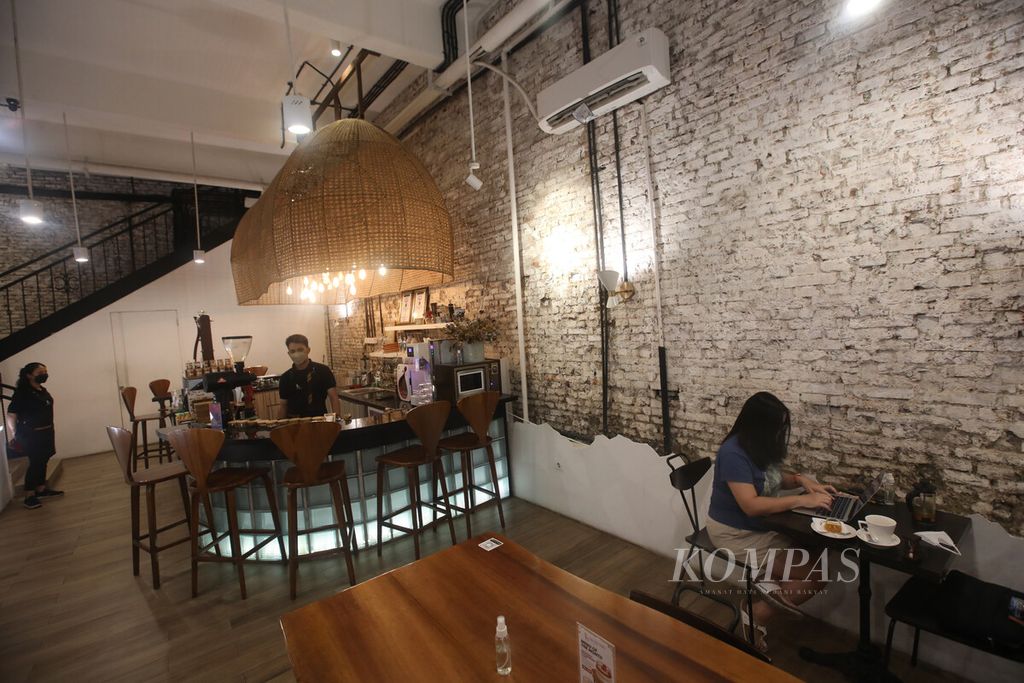Pengunjung anak muda di kafe Jamu Acaraki di kawasan Kota Tua, Jakarta, Kamis (19/5/2022). 