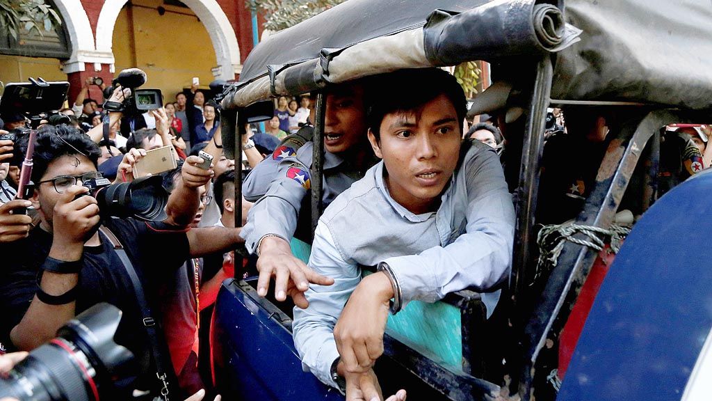 Wartawan Reuters,   Kyaw Soe Oo, Rabu (10/1), tiba di  pengadilan di Yangon. 