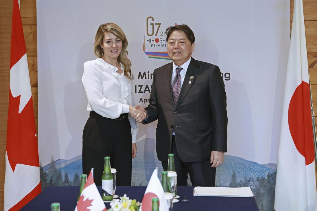 Menteri Luar Negeri Jepang Yoshimasa Hayashi berjabat tangan dengan Menteri Luar Negeri Kanada Melanie Joly saat menggelar pertemuan bilateral di sela-sela pertemuan menlu G7 di Karuizawa, Jepang pada Selasa (18/4/2023).