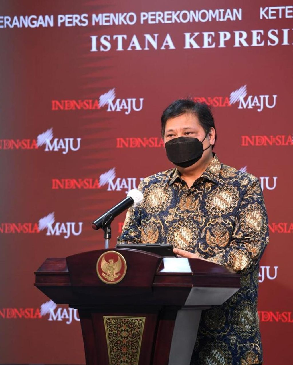 Ketua Komite Penanganan Covid-19 dan Pemulihan Ekonomi Nasional yang juga Menteri Koordinator bidang Perekonomian, Airlangga Hartarto, memberikan keterangan secara virtual dari Kantor Presiden, Jakarta, Kamis (21/1/2021).