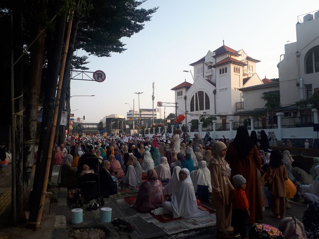 Pelaksanaan shalat Idul Fitri 1444 Hijriah dimulai pukul 07.00 di Gereja Koinonia, Jatinegara, Jakarta Timur, Sabtu (22/4/2023). 