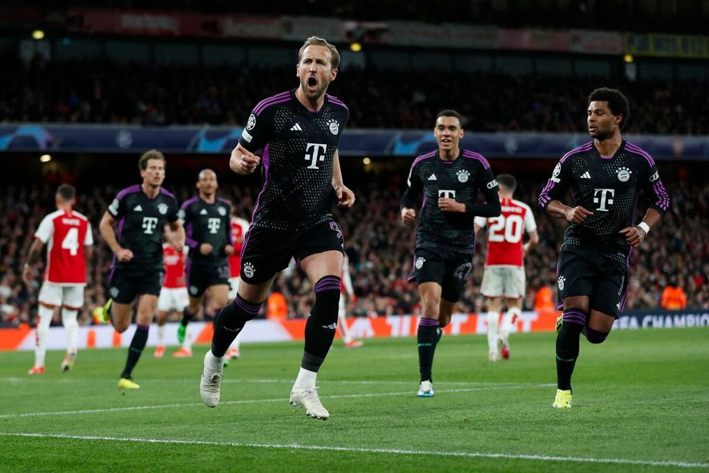 Pemain Bayern Muenchen, Harry Kane (tengah), bersama rekan-rekannya merayakan gol ke gawang Arsenal pada laga pertama perempat final Liga Champions di Stadion Emirates, London, Inggris, Selasa (9/4/2024). 