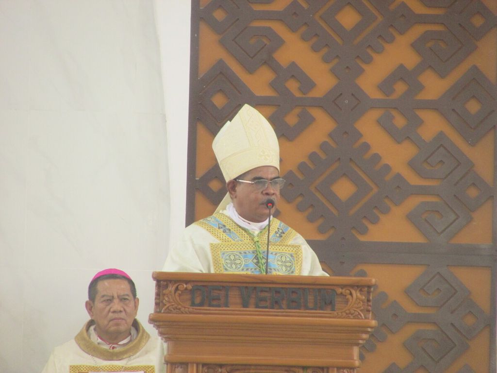 Uskup Agung Kupang Mgr Hironimus Pakaenoni menyampaikan pesan di Gereja Katedral Kristus Raja Kupang, Kota Kupang, Nusa Tenggara Timur, Kamis (9/5/2024). 