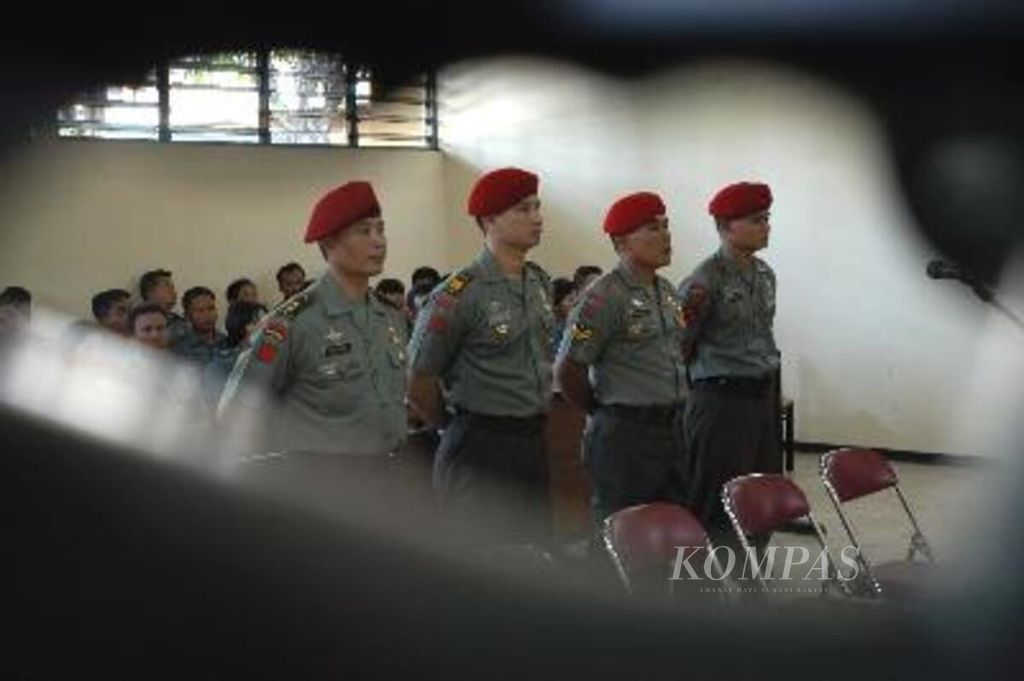 Ilustrasi. Empat dari tujuh anggota Komando Pasukan Khusus (Kopassus) yang diadili di Mahkamah Militer Tinggi (Mahmilti) III Surabaya, Senin (21/4/2003), divonis bersalah dan dipidana penjara yang beragam dalam kasus terbunuhnya Ketua Presidium Dewan Papua Theys Hiyo Eluay. Tujuh anggota Kopassus dihukum beragam antara dua hingga 3,5 tahun penjara dan empat di antara mereka dipecat dari dinas militer.