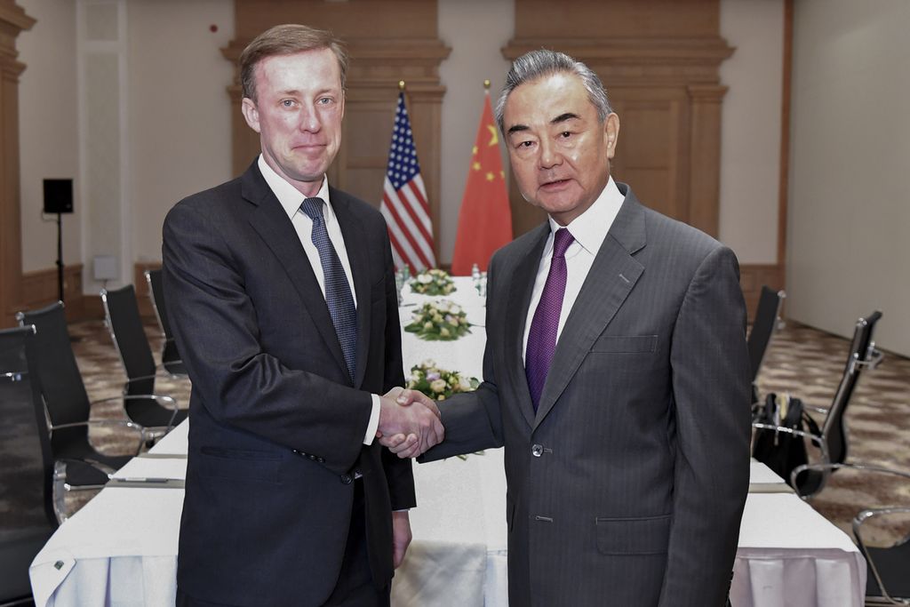 Penasihat Keamanan Nasional AS Jake Sullivan (kiri) bertemu dengan Menteri Luar Negeri China Wang Yi di Malta, 16 September 2023. 
