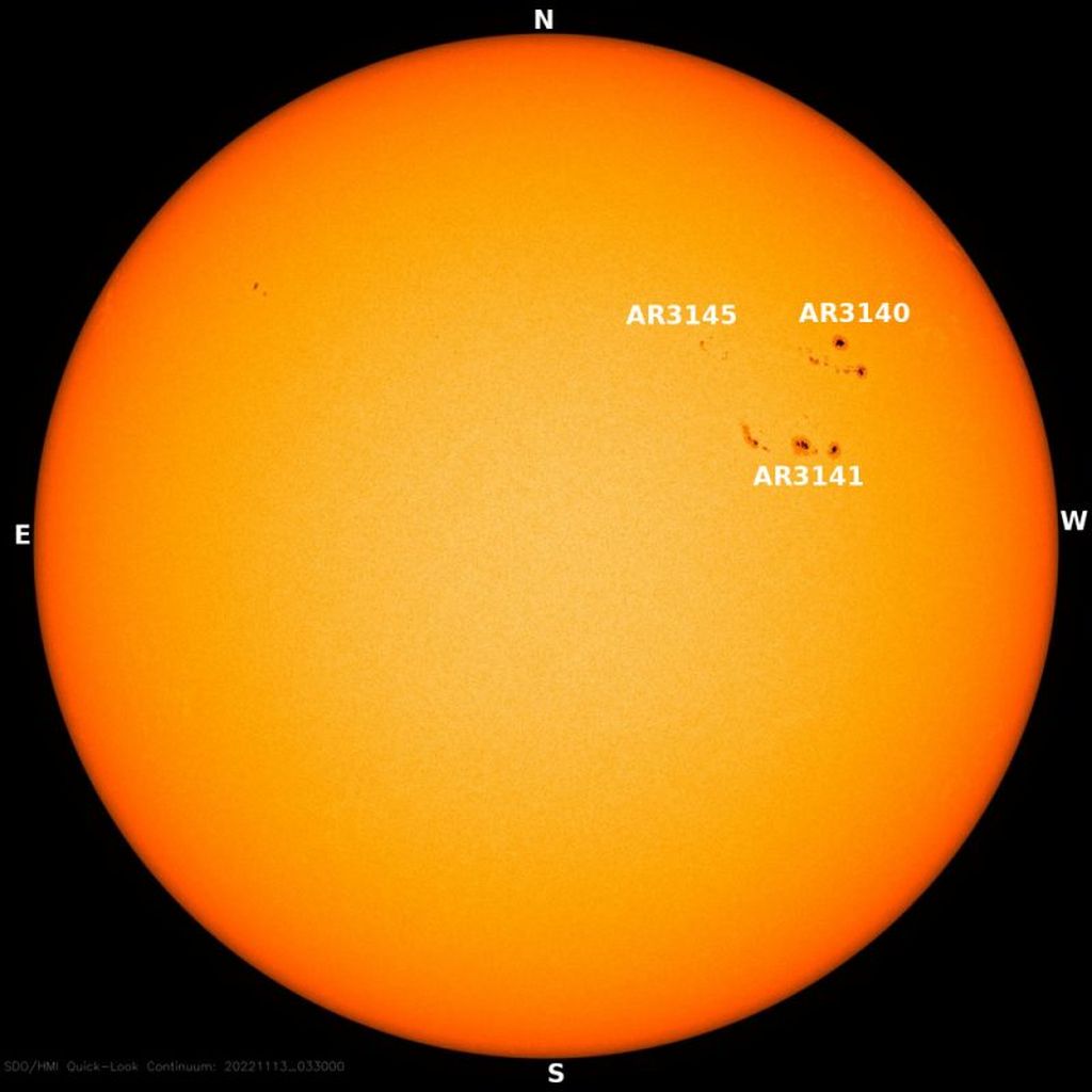Bintik Matahari yang terlihat pada 13 November 2022 yang diambil oleh Observatorium Dinamika Matahari Badan Penerbangan dan Antariksa Nasional Amerika Serikat (SDO NASA). Setidaknya terdapat tiga kelompok bintik Matahari yaitu AR3140, AR3141, dan AR3145 dengan pelabelan yang dilakukan oleh tim Earth Sky.