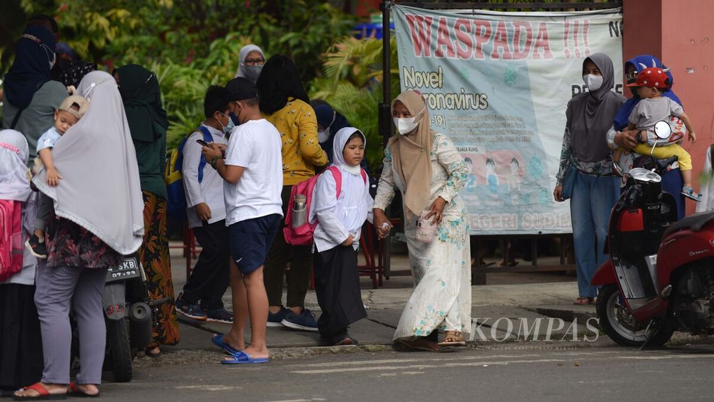 Para orangtua menjemput anaknya saat jam pulang sekolah di Jalan Radeh Patah, Ciledug, Kota Tangerang, Banten, Jumat (12/11/2021). 