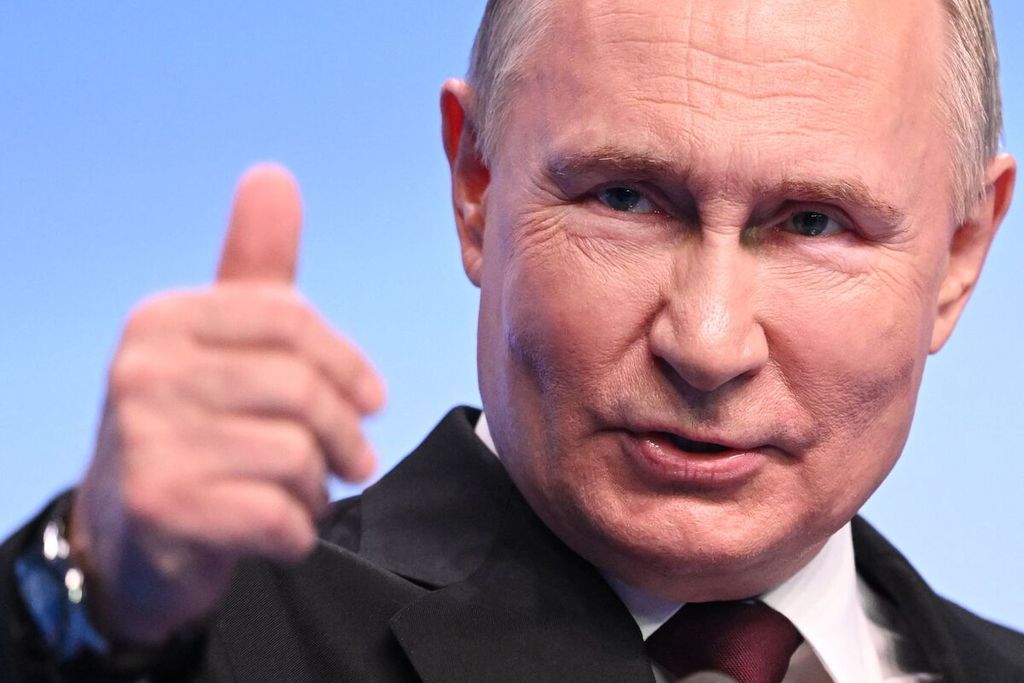 Presiden Rusia Vladimir Putin, yang juga kandidat dalam pilpres, berbicara kepada media, di Moskwa, 18 Maret 2024. 