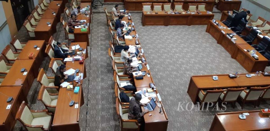 Sepuluh calon pemimpin KPK membuat makalah sebagai tahapan awal uji kelayakan dan kepatutan di Ruang Rapat Komisi III DPR, Senayan, Jakarta, Senin (9/9/2019),