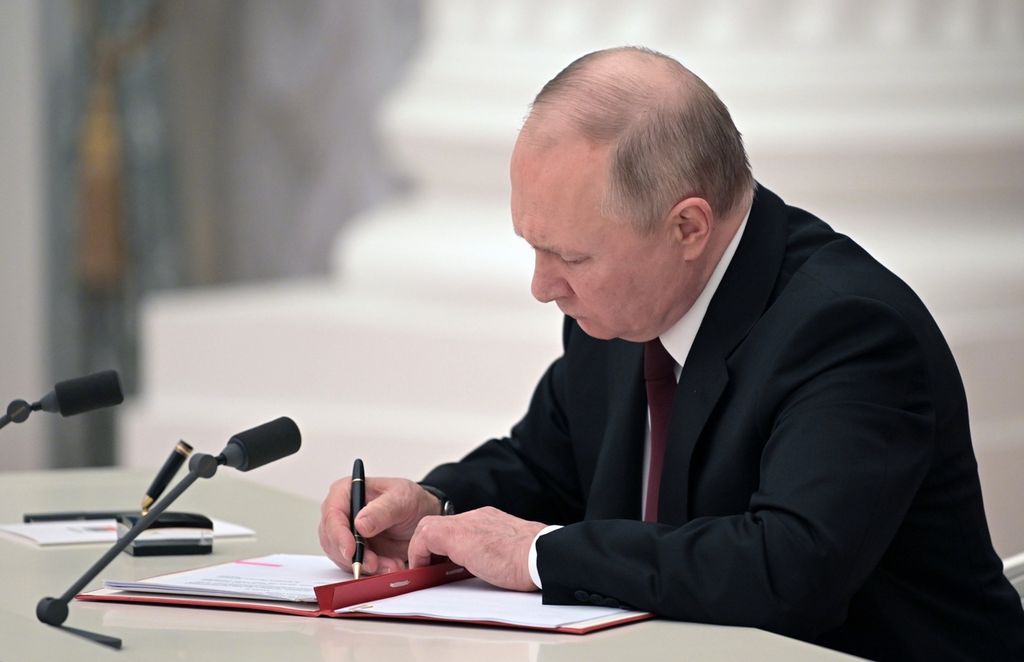 Presiden Rusia, Vladimir Putin, Senin (21/2/2022), menandatangani dekrit yang berisi pengakuan kemerdekaan Donetsk dan Lugaks, dua wilayah di Ukraina bagian timur yang selama ini dikontrol oleh separatis dukungan Moskwa. 