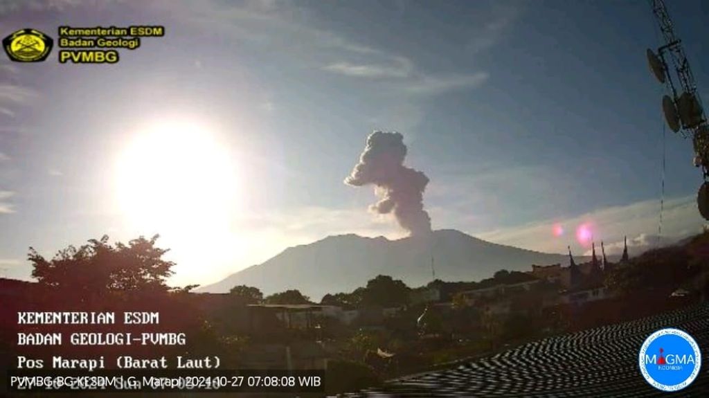 Gunung Marapi di Sumatera Barat mengeluarkan abu vulkanik dalam letusan yang terjadi, Minggu (27/10/2024) pukul 07.00.