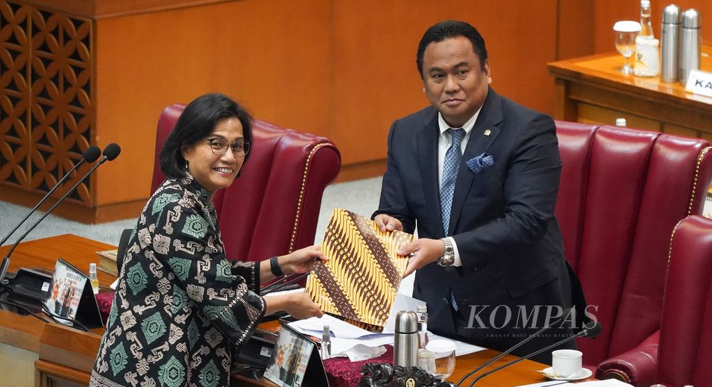 Menteri Keuangan Sri Mulyani bersama Wakil Ketua DPR Rachmat Gobel di Ruang Sidang Paripurna DPR RI, Jakarta, Agustus 2022, berpose bersama seusai pengesahan APBN 2023. 