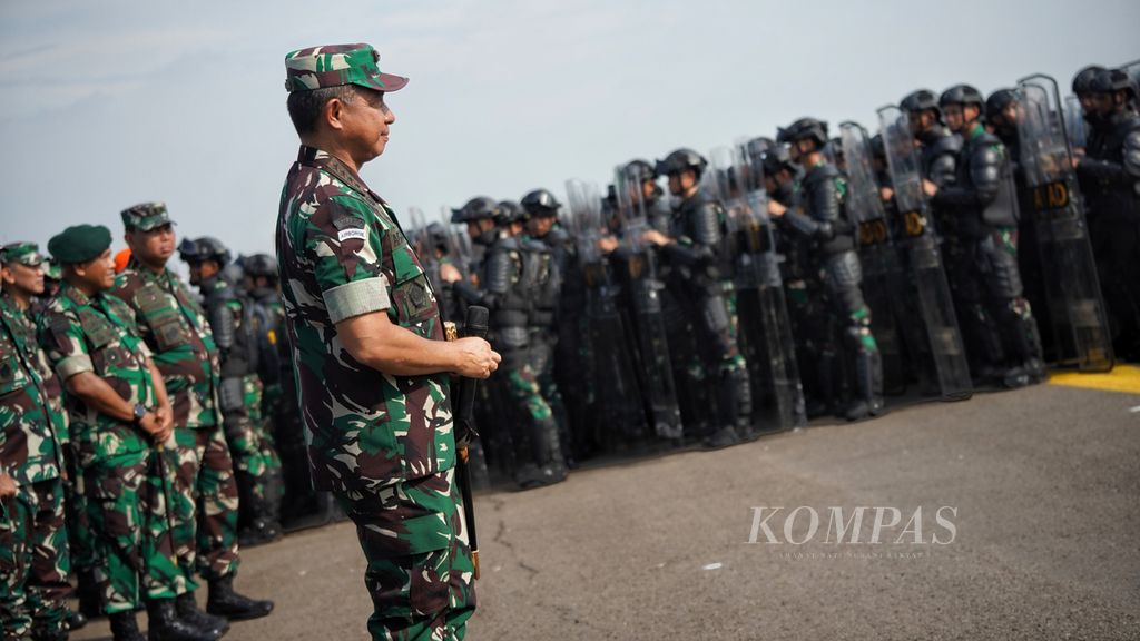 Panglima TNI Jenderal TNI Agus Subiyanto saat meninjau pasukan dalam Apel Gelar Pasukan Pengamanan Pemilu Tahun 2024 di Lanud Halim Perdanakusumah, Jakarta, Kamis (1/2/2024).