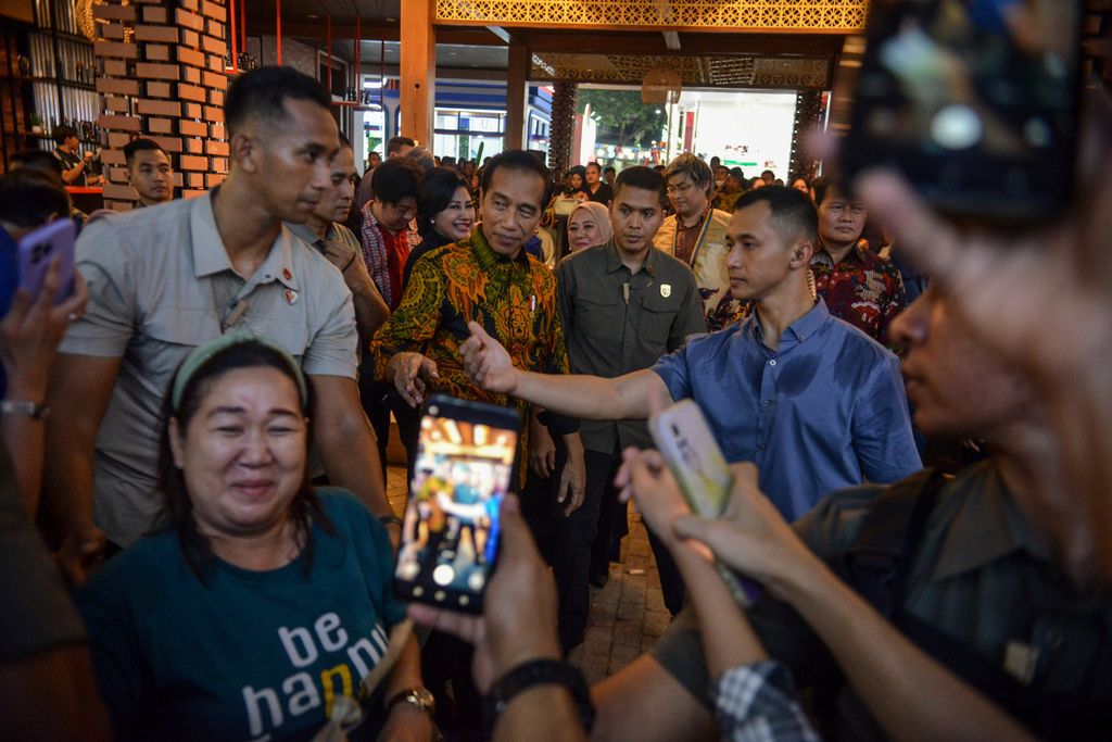 Presiden Joko Widodo menyapa pengunjung Jakarta Fair Kemayoran 2023 di Jakarta International Expo, Kemayoran, Jakarta Pusat, Rabu (14/6/2023). 