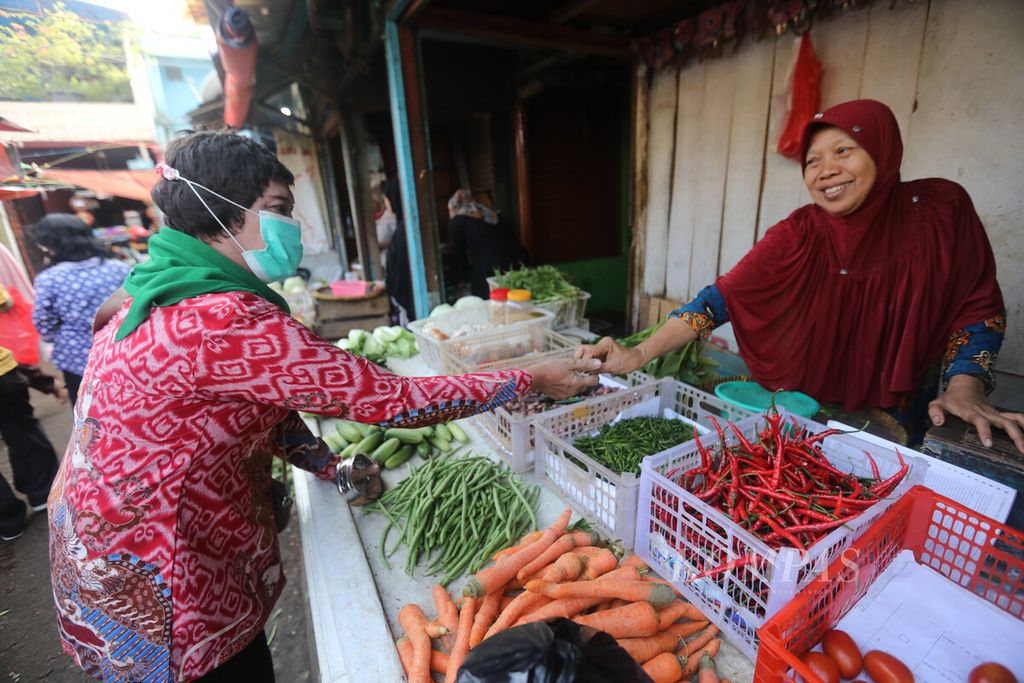 Seorang transpuan lansia mengamen di pasar di kawasan Otista, Jakarta, Jumat (22/7/2022). Sebagian transpuan diasingkan oleh keluarganya dan harus mandiri menghidupi dirinya sendiri meski kondisi badan telah lemah dan sakit-sakitan. 