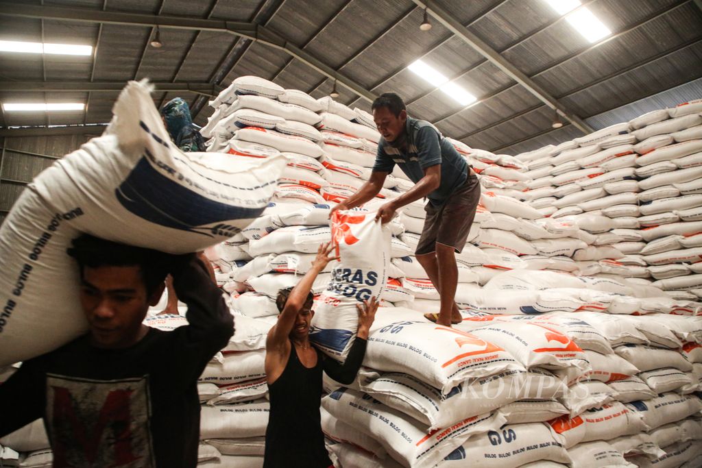 Aktivitas bongkar-muat beras di gudang Bulog di kawasan Kelapa Gading, Jakarta Utara, Senin (5/2/2024). 