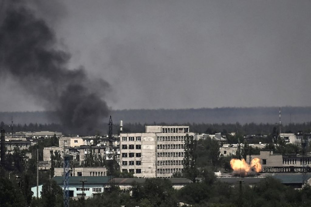 Foto ini menunjukkan ledakan di kota Sievierodonetsk atau Severodonetsk selama pertempuran sengit antara pasukan Ukraina dan Rusia di wilayah Donbas, Ukraina timur, 30 Mei 2022, pada hari ke-96 invasi Rusia ke Ukraina. 