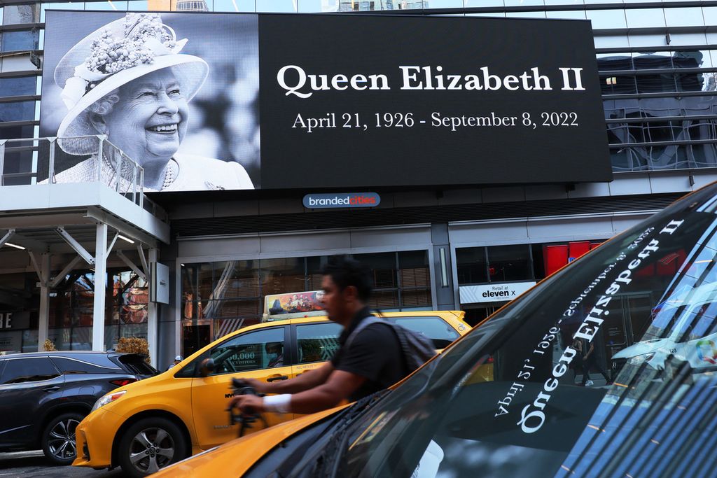 Penghormatan terhadap mendiang Ratu Elizabeth II ditampilkan di papan  besar di New York City, Amerika Serikat, 9 September 2022. 