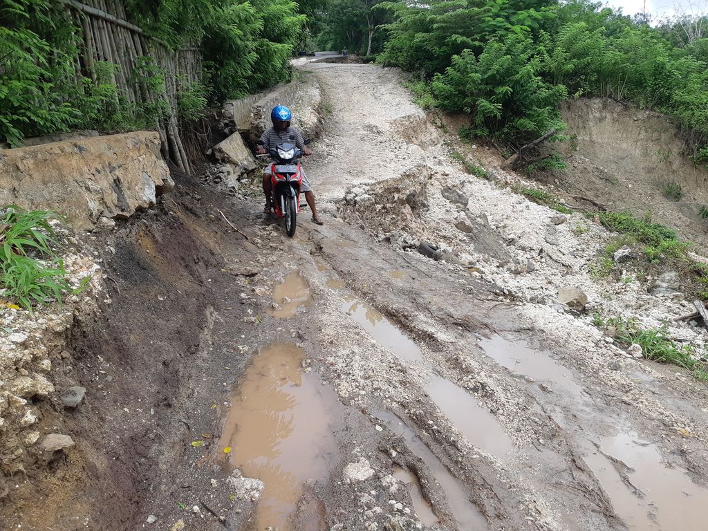 Longsor terjadi di Kiupakas, Desa Oemasi, Kecamatan Nekamese, Kabupaten Kupang, Nusa Tenggara Timur, pada Minggu (12/2/2023). Longsor dipicu intensitas hujan yang tinggi.