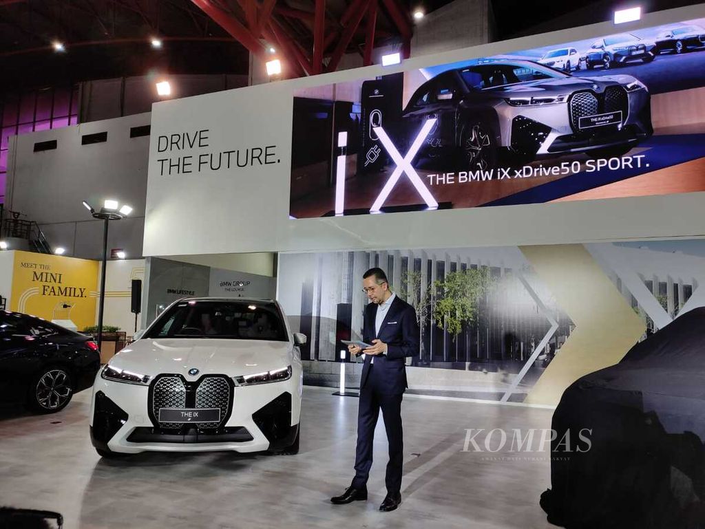 Presiden Direktur BMW Group Indonesia Ramesh Divyanathan menyampaikan sambutan sebelum meluncurkan produk-produk terbarunya di sela Indonesia International Motor Show di Jakarta, Kamis (15/2/2024).
