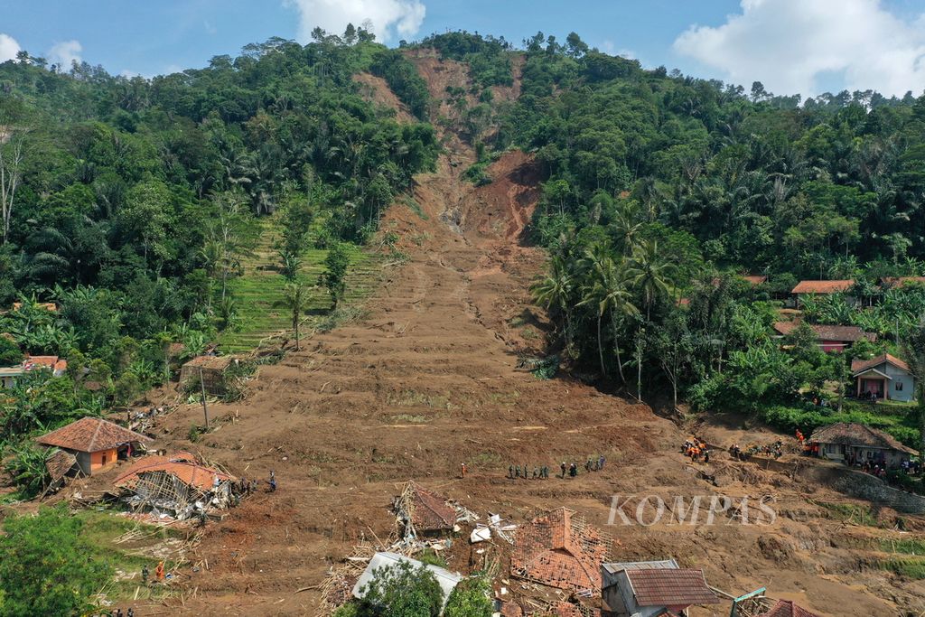 Foto udara tim SAR gabungan dalam pencarian korban hilang akibat tanah longsor di Kampung Gintung, Desa Cibenda, Kecamatan Cipongkor, Kabupaten Bandung Barat, Jawa Barat, Selasa (26/3/2024). 