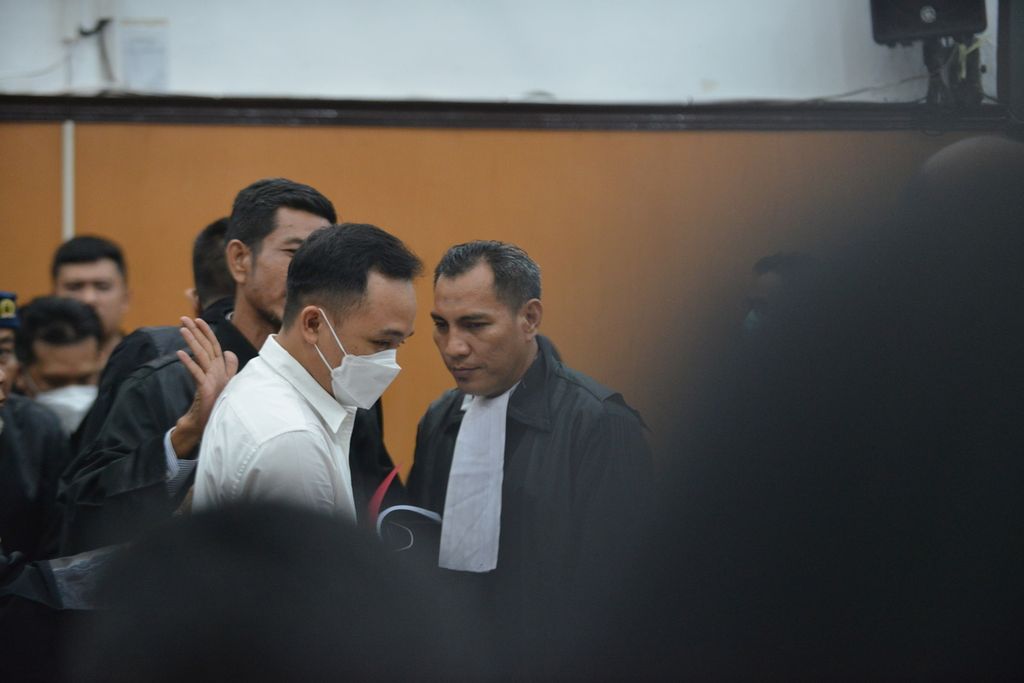Terdakwa Ricky Rizal akan keluar dari ruang sidang setelah selesai mendengarkan pembacaan dakwaan di Pengadilan Negeri Jakarta Selatan, Senin (17/10/2022). 