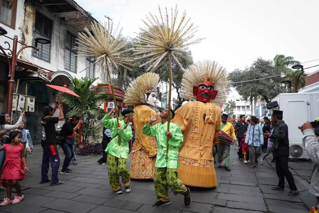 Penampilan ondel-ondel memeriahkan parade di kawasan Kota Tua, Jakarta, Kamis (22/6/2023). 