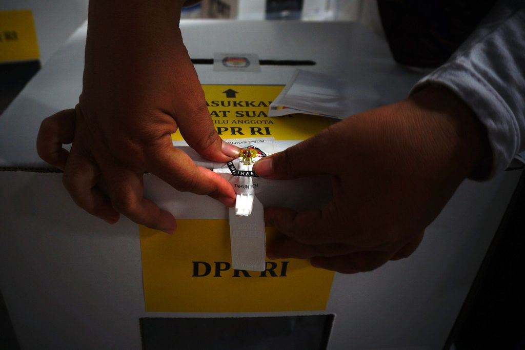 Petugas menyegel kotak suara  logistik Pemilu 2024 di gudang logistik KPU Tulungagung, Tulungagung, Jawa Timur, Senin (29/1/2024).