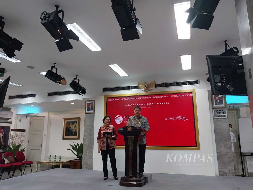 Menteri Koordinator Bidang Perekonomian Airlangga Hartarto dan Menteri Keuangan Sri Mulyani Indrawati saat menyampaikan keterangan pers seusai Sidang Kabinet Paripurna yang dipimpin Presiden Joko Widodo di Istana Negara, Jakarta, Senin (16/1/2023).