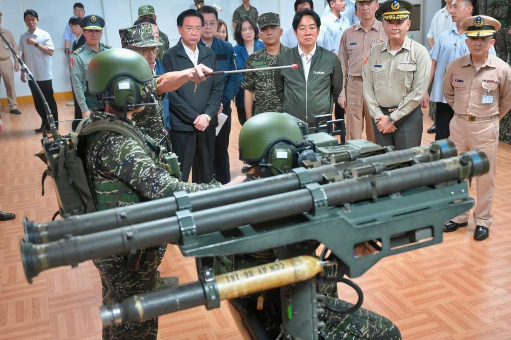 Presiden Taiwan Lai Ching-te (tengah) menyaksikan dari dekat peragaan penembakan rudal anti-serangan udara produksi Amerika Serikat, Stinger saat menginspeksi tentara Taiwan di Taoyuan, Kamis (23/5/2024).